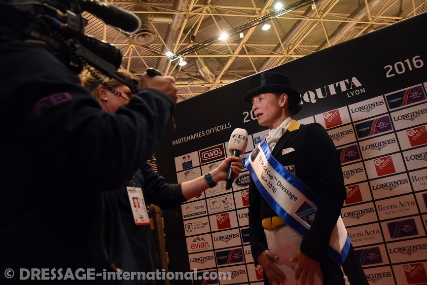Isabell Werth intervistata dalla FEI TV a Lione (photo © DRESSAGE-international).